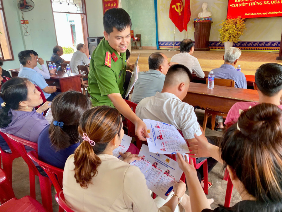 Công an phường Hoài Nhơn Nam phát tờ rơi tuyên truyền, phổ biến các quy định về Luật Trật tự, an toàn giao thông đường bộ. Ảnh: N.L z6945691871954-d9986434c4dd999f7cbc9cf8e6ea8b06.jpg