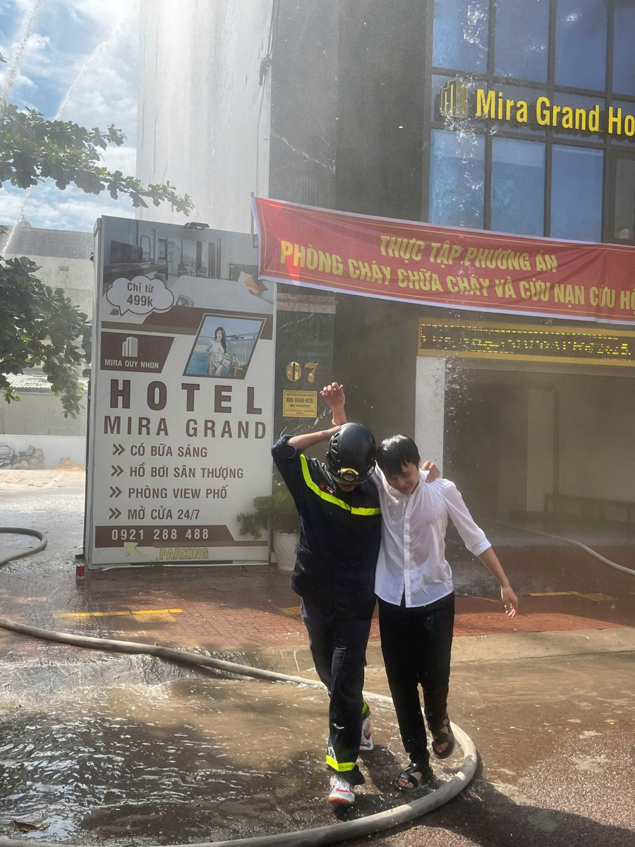 Đưa nạn nhân mắc kẹt trong đám cháy ra vị trí an toàn. Ảnh: N.L. z6962995485961-9cf7048a9274e4d787977686087ea4c0.jpg
