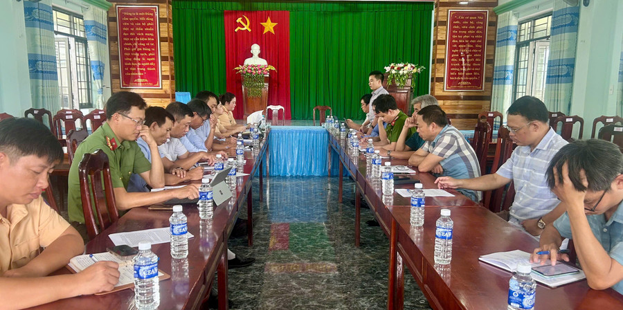 Quang cảnh buổi làm việc của Ban ATGT tỉnh Gia Lai với xã Bình Khê. Ảnh: N.L ban-atgt-tinh-2.jpg