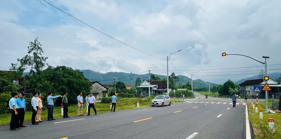 Ban ATGT tỉnh Gia Lai khảo sát thực tế tại tuyến tránh phía Nam tỉnh đoạn Km15+985 xã Bình Phú. Ảnh: N.L ban-atgt-tinh-1.jpg