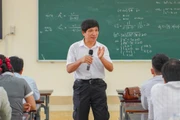 Nhà giáo Nhân dân Huỳnh Duy Thủy - Phó Chủ tịch kiêm Tổng Thư ký Hội Toán học Bình Định, trình bày chuyên đề tại buổi tập huấn. 