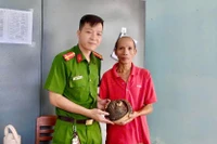 Người dân phường Hoài Nhơn Nam tự nguyện giao nộp cá thể tê tê quý hiếm cho cơ quan chức năng.