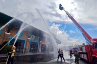 Quang cảnh buổi thực tập phương án chữa cháy và cứu nạn, cứu hộ tại Điểm bến tàu du lịch biển và sinh thái, dịch vụ du lịch (phường Quy Nhơn).