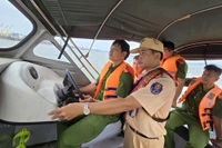 Tập huấn kỹ năng thực hành điều khiển xuồng máy Công an nhân dân năm 2025