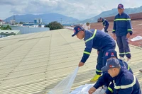 Lực lượng Công an hỗ trợ doanh nghiệp ứng phó bão số 13.