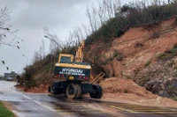 Khẩn trương xử lý các điểm sạt lở trên tuyến quốc lộ 1D.