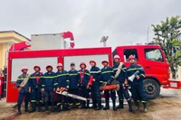 Triển khai phương tiện chuyên dụng tại đèo An Khê (xã Bình Khê) để chủ động ứng cứu sạt lở, ách tắc giao thông do ảnh hưởng của bão số 13