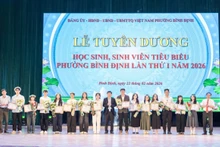 Các địa phương tuyên dương học sinh, sinh viên xuất sắc.