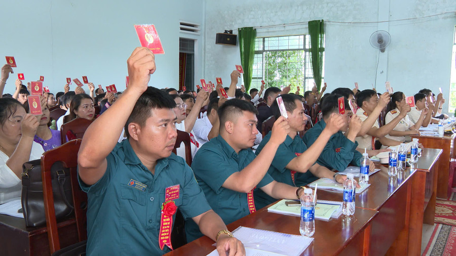 Đại biểu biểu quyết các Nghị quyết của Đại hội. Ảnh: Rơ Lan Viện ia-pia.jpg