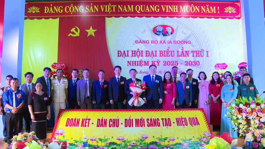 Ban Chấp hành Đảng bộ xã Ia Boòng khóa I, nhiệm kỳ 2025-2030, ra mắt Đại hội. Ảnh: Rơ Lan Viện z6895763008456-6f3bcbeede78c658bbdbfd042e4fba7f.jpg