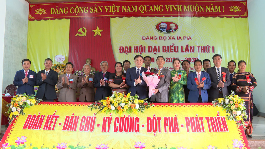 Phó Chủ tịch UBND tỉnh Nguyễn Tuấn Anh (thứ 7 từ trái sang) tặng hoa chúc mừng Ban Chấp hành Đảng bộ xã Ia Pia nhiệm kỳ 2025-2030. Ảnh: Rơ Lan Viện ra-mat-ban-chap-hanh-dang-bo-xa-ia-pia-lan-thu-i-nhiem-ky-2025-2030-anh-ro-lan-vien.jpg