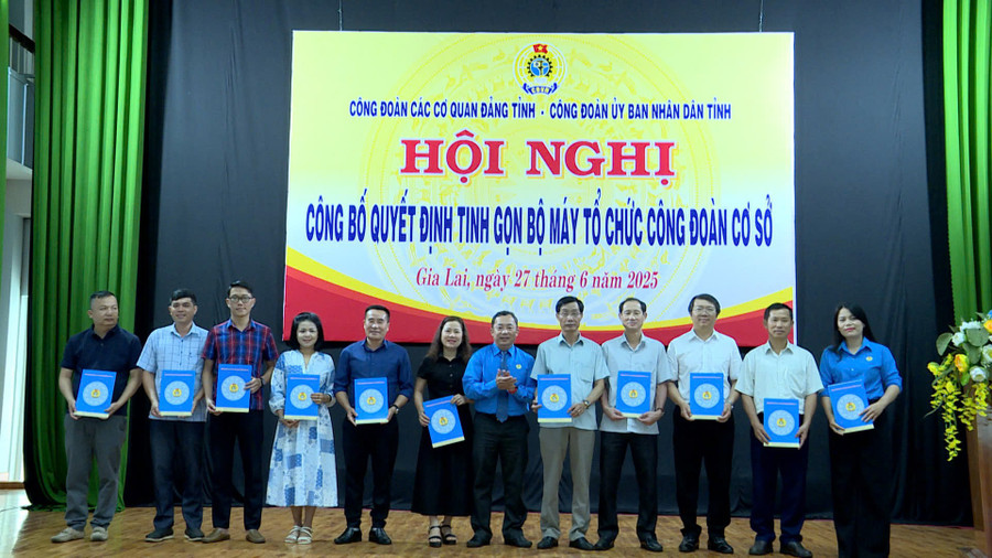 Đồng chí Nguyễn Tường Khánh-Uỷ viên Ban Thường vụ Liên đoàn Lao động tỉnh, Chủ tịch Công đoàn các cơ quan Đảng tỉnh trao quyết định giải thể, kết thúc hoạt động của 19 Công đoàn cơ sở cơ quan Đảng tỉnh. Ảnh: Huy Toàn dong-chi-nguyen-tuong-khanh-uy-vien-ban-thuong-vu-lien-doan-lao-dong-tinh-chu-tich-cong-doan-cac-co-quan-dang-tinh-trao-quyet-dinh-giai-the-ket-thuc-hoat-dong-cua-19-cong-doan-co-so-co-quan-hanh-chinh-don-vi-su-nghiep-t.jpg