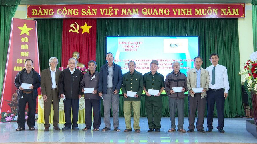 Đại diện Ngân hàng BIDV-Chi nhánh Gia Lai tặng quà cho các gia đình chính sách, thân nhân liệt sĩ và người có công. Ảnh: R'Piên z6832558776841-e83daf167887f91b71bc2b09bc90bdb4.jpg