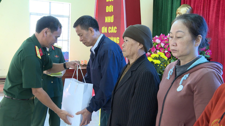 Quân đoàn 34 tặng quà cho các gia đình chính sách, thân nhân liệt sĩ và người có công tại phường An Phú. Ảnh: R'Piên z6832558769446-0c41c3d40ff66b579d9690af9f10fb59.jpg