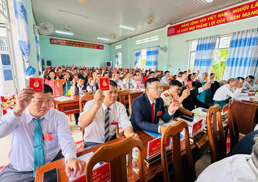 Đại biểu biểu quyết các chỉ tiêu chủ yếu của nhiệm kỳ 2025-2030. Ảnh: Thúy Ngọ z6909805856791-8f45fd81b98e18c5f342424a0a712ad6.jpg
