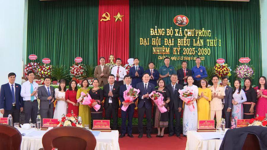 dong-chi-pho-chu-tich-ubnd-tinh-nguyen-tuan-anh-tang-hoa-chuc-mung-ban-chap-hanh-dang-bo-xa-chu-prong-nhiem-ky-2025-2030.jpg
