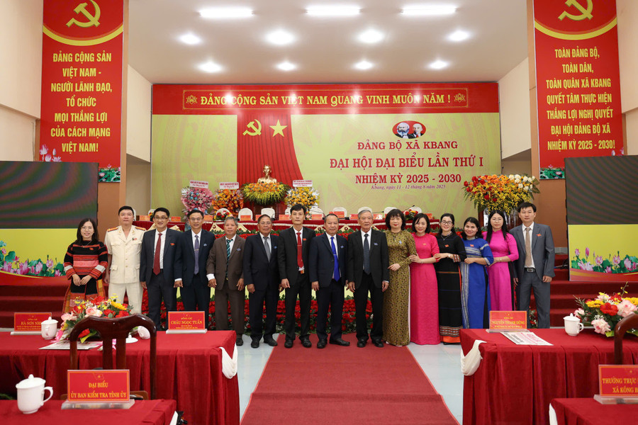 Các đại biểu tham dự Đại hội chụp hình lưu niệm. Ảnh: Hữu Nở kbang-2.jpg