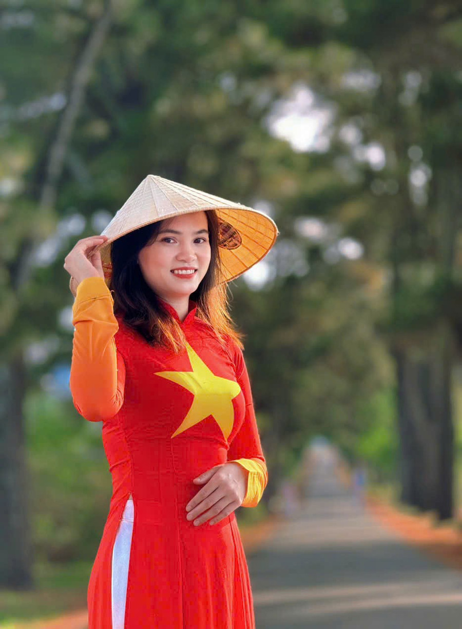 Chị Hồ Lan Hương (phường Pleiku, tỉnh Gia Lai) trong trang phục áo dài truyền thống. Ảnh: Thanh Vui z6807594902947-001-f3019e887ba6782980a5c8811f46a07c.jpg
