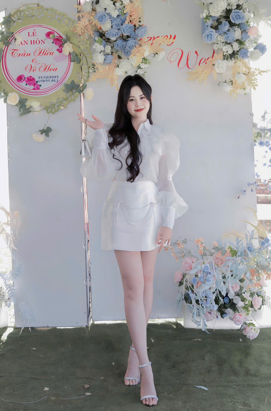 Chị Nguyễn Thị Kiều Anh (xã Chư Păh, tỉnh Gia Lai) thường thuê trang phục trong các dịp quan trọng. Ảnh: NVCC z6807594902947-42382e0893bf99a9b8cfb347da845deb.jpg