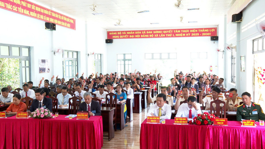 Đại biểu biểu quyết thông qua các chỉ tiêu chủ yếu của nhiệm kỳ 2025-2030. Ảnh: Quốc Toản hinh-anh-dai-hoi-xa-dak-somei-bieu-quyet-thong-qua-cac-chi-tieu-nhiem-ky-2025-2030-1.jpg