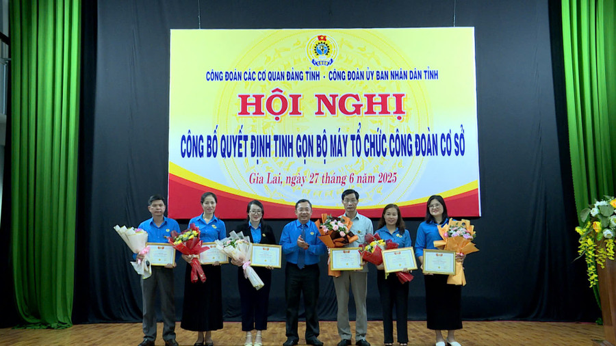 Công đoàn các cơ quan Đảng tỉnh trao tặng Kỷ niệm chương “Vì sự nghiệp xây dựng tổ chức Công đoàn Việt Nam” cho các đồng chí là cán bộ công đoàn chuyên trách và cán bộ công đoàn cơ sở. Ảnh: Huy Toàn cong-doan-cac-co-quan-dang-tinh-da-trao-tang-ky-niem-chuong-vi-su-nghiep-xay-dung-to-chuc-cong-doan-viet-nam-cho-cac-dong-chi-la-can-bo-cong-doan-chuyen-trach-va-can-bo-cong-doan-co-so.jpg