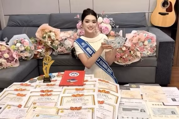 Hoa hậu Phan Phương Oanh có thành tích học tập đáng nể