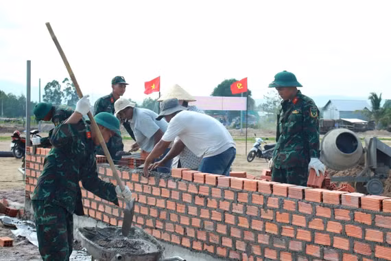 Thần tốc dựng nhà, đưa dân vùng lũ an cư trước mùa mưa bão