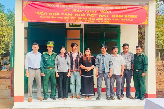 Đại diện Đồn Biên phòng Ia Chía và chính quyền địa phương bàn giao nhà cho gia đình chị Rơ Mah Tuyết (ở giữa, làng Kom Yố, xã Ia Chía, huyện Ia Grai). Ảnh: O.R