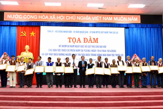 Tiếp sức người có uy tín ở buôn làng