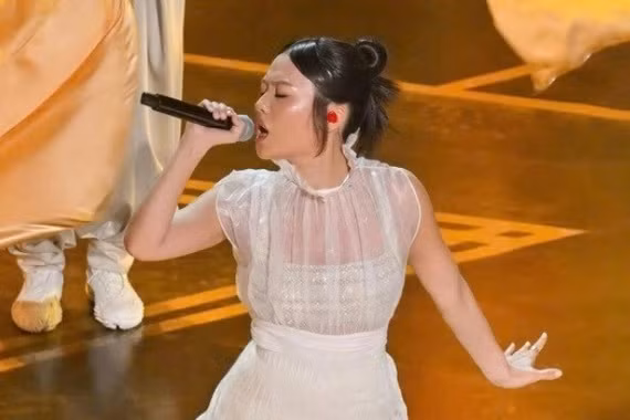 Ca sĩ Rei Ami diện đầm của nhà thiết kế Đỗ Long tại Oscar 2026