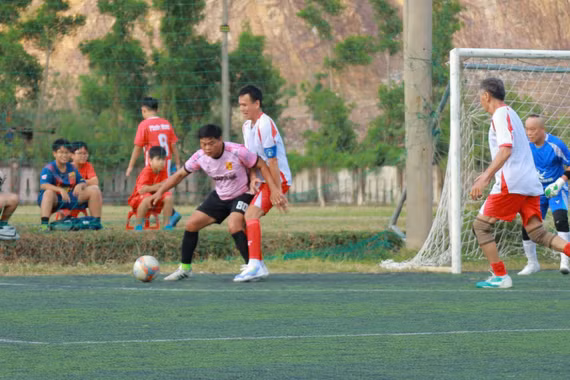 Cựu thủ môn Tô Vĩnh Lợi lập hattrick vào lưới đội bóng Hội thủ môn Đà Nẵng. 