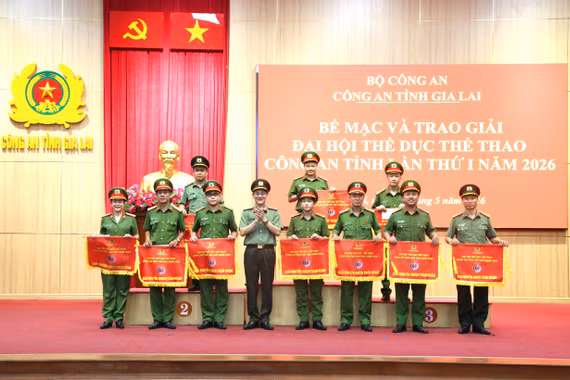 Ban tổ chức trao thưởng cho các tập thể đạt thành tích cao tại lễ bế mạc Đại hội TDTT Công an tỉnh Gia Lai lần thứ I.