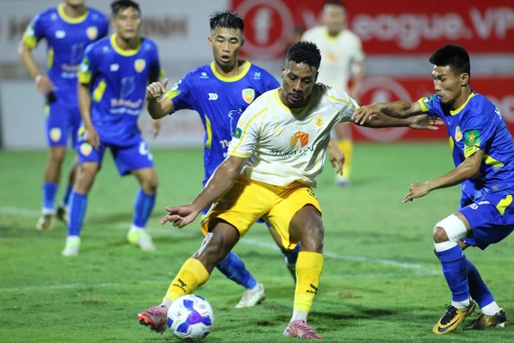 Quy Nhơn United tiếp đà thăng hoa, góp mặt trong top 3 đầu bảng.