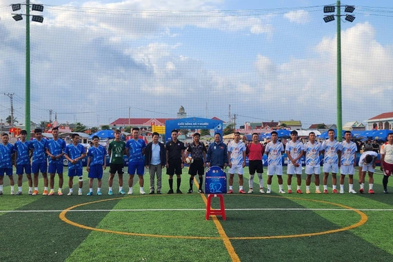 Trận cầu thiện nguyện gây quỹ hơn 62 triệu đồng trao học bổng học sinh vượt khó ở Hoài Nhơn Đông. 