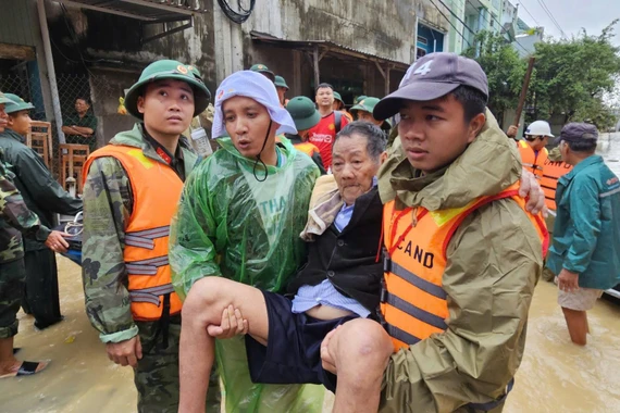 Khen thưởng 3 tập thể có thành tích xuất sắc trong công tác cứu hộ, hỗ trợ người dân đợt lũ tháng 11 