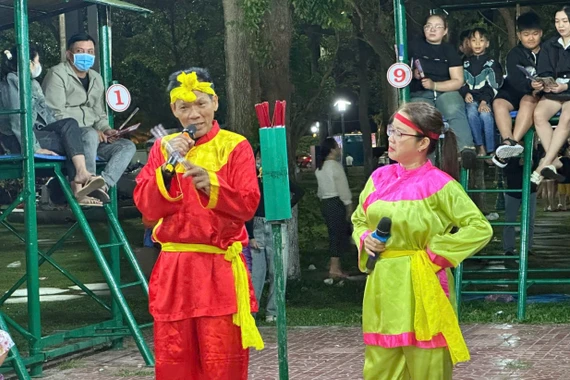 Thượng chòi vui hội ngày xuân. 