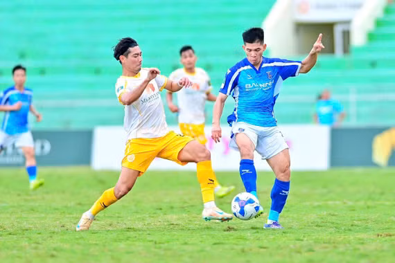 Bỏ lỡ nhiều cơ hội, Quy Nhơn United trắng tay trong ngày chia tay sân nhà. 