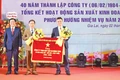 Ông Lê Thanh Hưng (bìa trái)-Tổng Giám đốc Tập đoàn Công nghiệp Cao su Việt Nam trao bức trướng của Ủy ban Quản lý vốn nhà nước tại doanh nghiệp cho Công ty nhân kỷ niệm 40 năm Ngày thành lập. Ảnh: Xuân Bắc