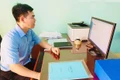 Giáo viên Trường Tiểu học và THCS Trần Hưng Đạo (xã Al Bá) triển khai thực hiện học bạ số cấp tiểu học (ảnh đơn vị cung cấp).