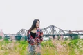 Người Hà Nội thích thú check-in bãi cỏ hồng đẹp như mơ dưới chân cầu Long Biên