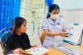 Nhân viên y tế xã Đê Ar (huyện Mang Yang) truyền thông về làm mẹ an toàn cho hội viên phụ nữ trên địa bàn. Ảnh: N.N