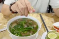 Lợi ích không ngờ khi vắt chanh vào phở bò