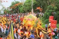 Hàng ngàn du khách và người dân rước tượng Bà Chúa Xứ Núi Sam ở An Giang