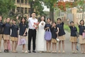 Cặp đôi chụp ảnh cưới ở trường học cùng với học sinh 'gây sốt'