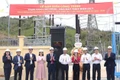 Các đại biểu thực hiện gắn biển công trình Trạm 500 kV mở rộng-Nhà máy Thủy điện Ia Ly chào mừng Đại hội Đảng bộ Công ty Thủy điện Ia Ly. Ảnh: Văn Đông