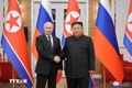 Tổng thống Nga Vladimir Putin (bìa trái) và nhà lãnh đạo Triều Tiên Kim Jong-un ký hiệp ước ngày 19-6. Ảnh: Yonhap/TTXVN