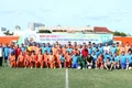 Các cựu cầu thủ tham gia giao lưu bóng đá chào mừng ngày sáp nhập tỉnh Gia Lai (mới) trong tinh thần gắn kết.