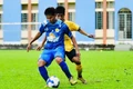 Một pha bóng trong trận đấu tập giữa CLB Quy Nhơn United (áo xanh) với Đại học Văn Hiến.