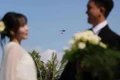 Bộ ảnh cưới 'có một không hai': 'Bắt' được khoảnh khắc trực thăng kéo cờ trên bầu trời