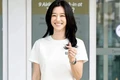 'Điên nữ' Seo Ye Ji đến Đà Nẵng, khoe quà fan Việt tặng